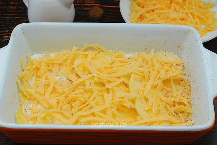 Посыпать картошку тертым сыром