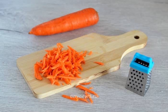 Морковку протираем на терке