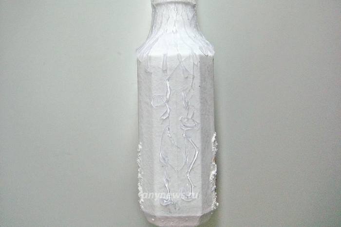 По бокам бутылки выполняем произвольные узоры клеем