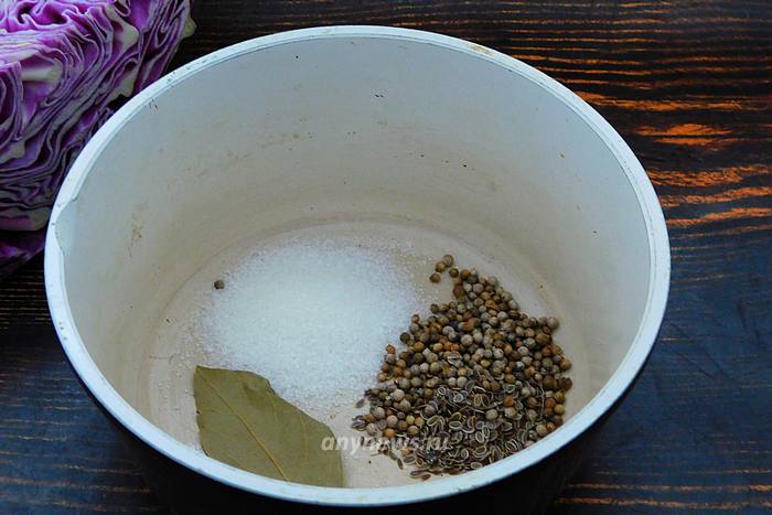 В кастрюльку поместить семена укропа и кориандра, лавровый лист, сахар