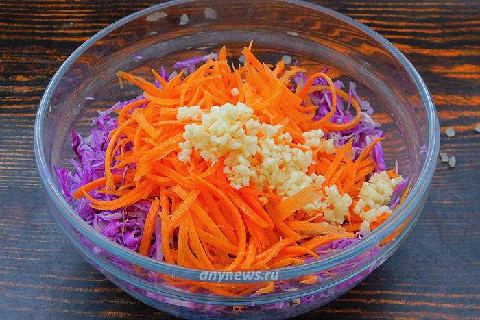 Морковку измельчить на корейской терке и добавить чеснок