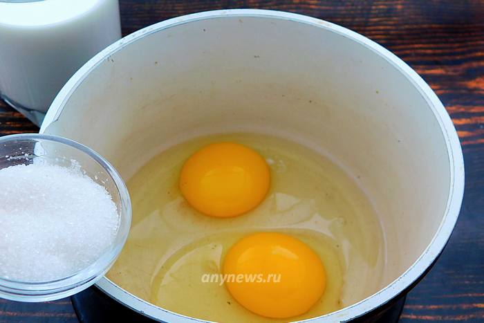 Для заварного крема в сотейник разбить яйца