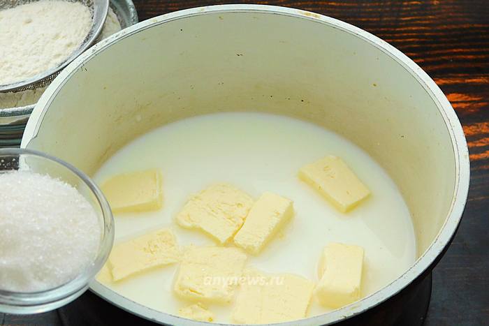 В сотейник влить молоко и воду, выложить сливочное масло