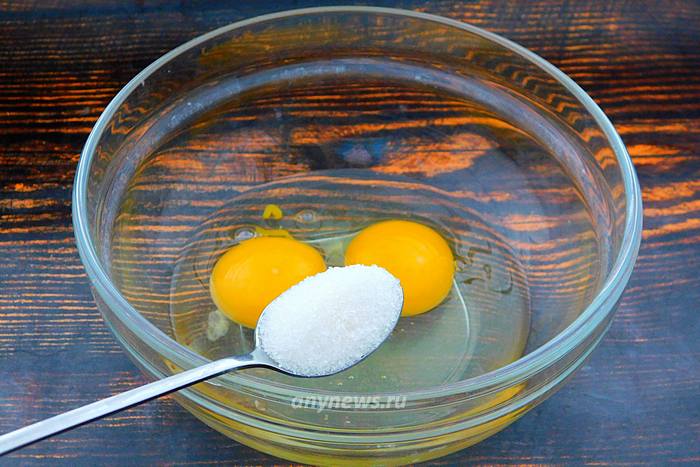 В миску разбить яйца и всыпать сахар