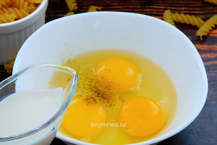 В миску разбить яйца, добавить молоко