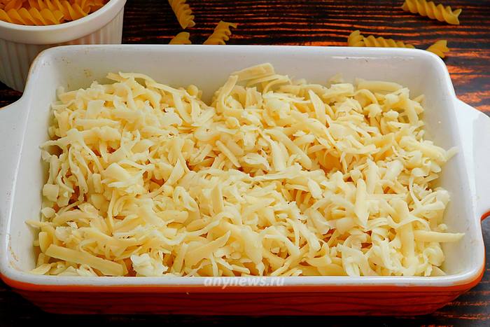 Посыпать макароны частью сыра