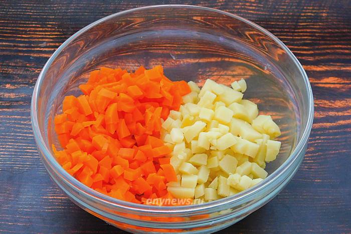 Картошку и морковку нарезать некрупными кубиками