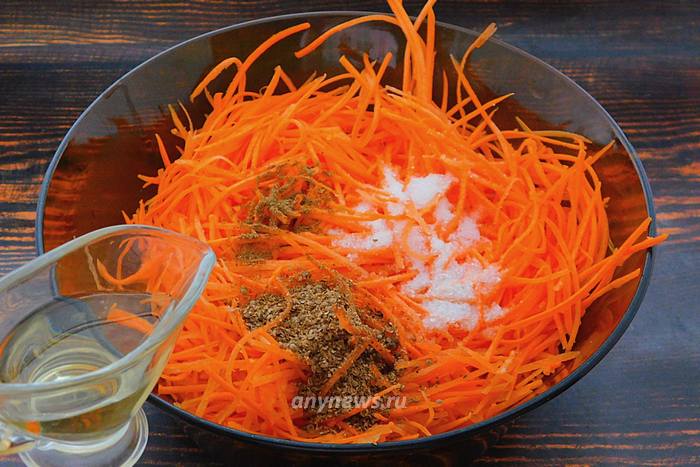Натереть морковь на корейской терке