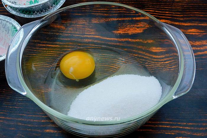 В миску всыпать соль, сахар, разбить яйцо