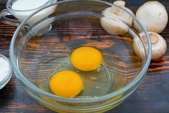 Для заливки в миску разбить яйца