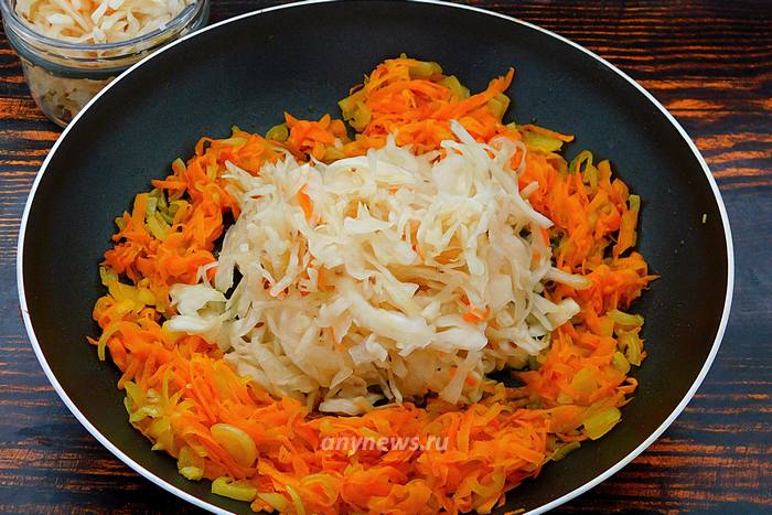 Сделать зажарку из моркови и квашенной капусты