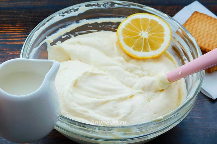Влить лимонный сок и жирные сливки