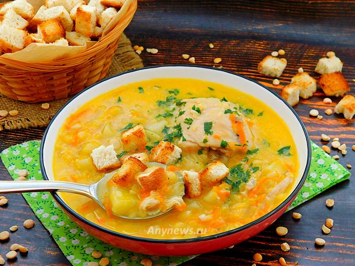 Гороховый суп с картошкой, курицей и домашними сухариками