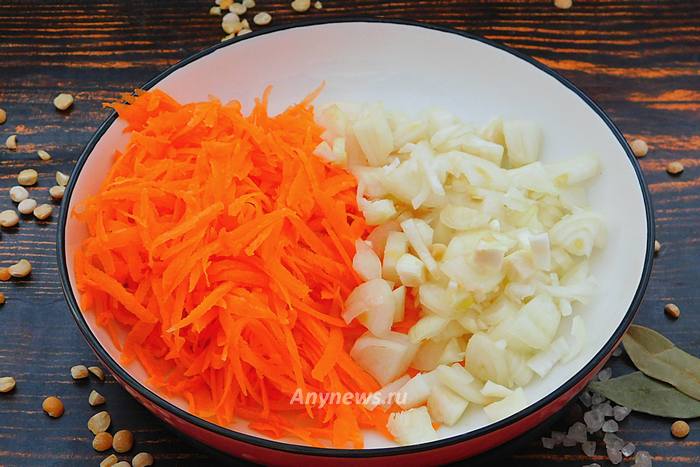 Морковку натереть на терке, лук измельчить