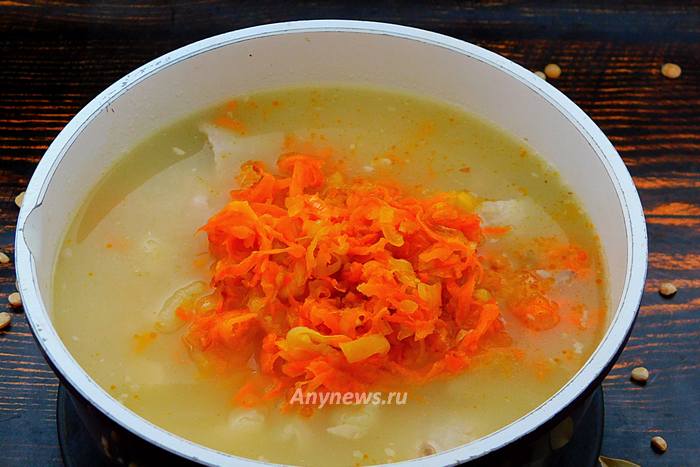 Добавить в гороховый суп с картошкой и курицей овощную зажарку