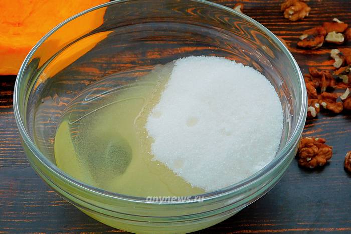 В миску всыпать сахар и влить растительное масло