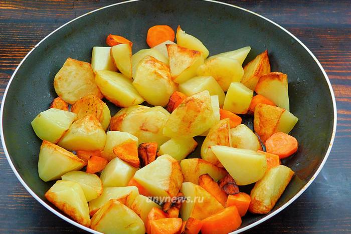 Обжарить картофель и морковь