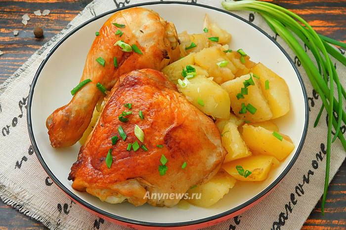 Курицу кусочками с картошкой запекать в духовке полчаса