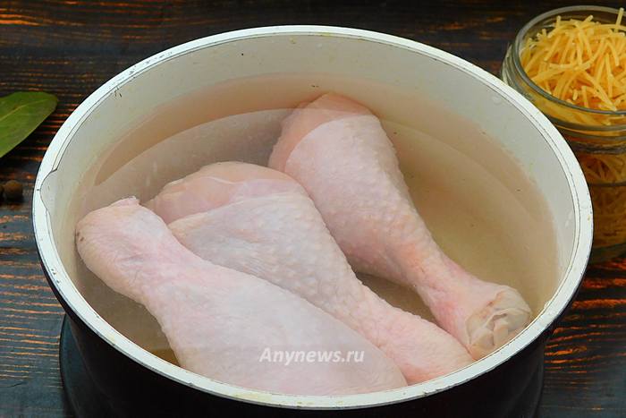 Куриные голени промыть и положить в кастрюлю