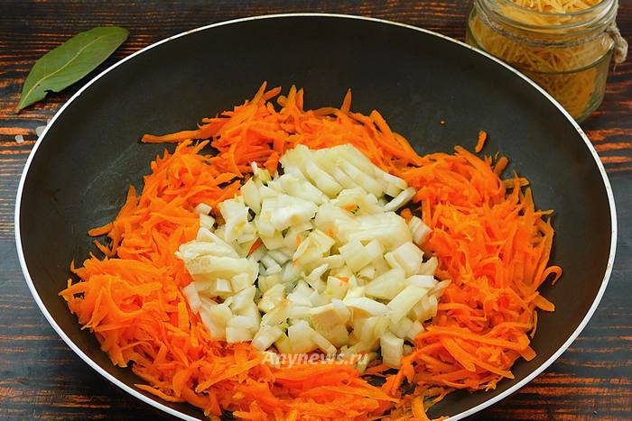 На сковородку с растительным маслом выложить морковку и лук