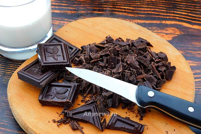 Шоколад мелко порубить ножом