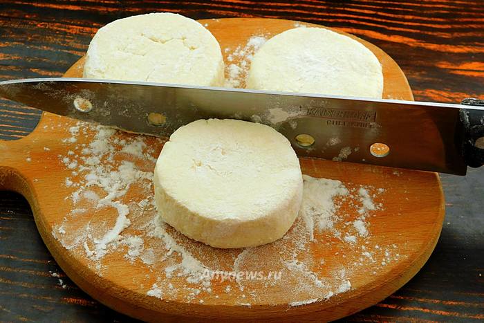 Ножом сформировать сырники из творога с манкой
