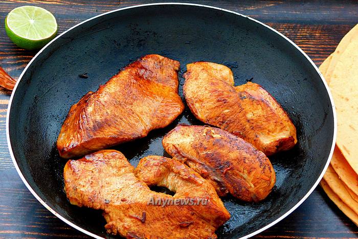 Обжарить курицу на максимальном нагреве, по 2 минуты с каждой стороны