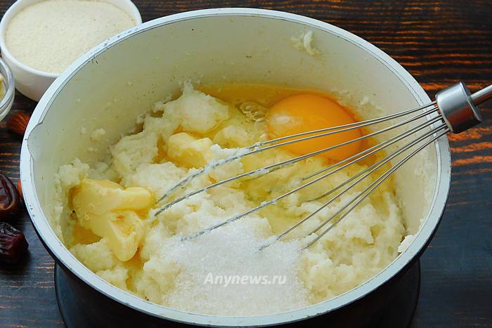 Разбить яйцо, выложить половину сахара, сливочное масло