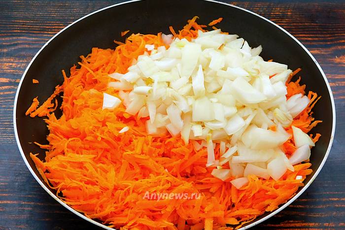 На сковороду выложить натертую морковь и нарезанный лук