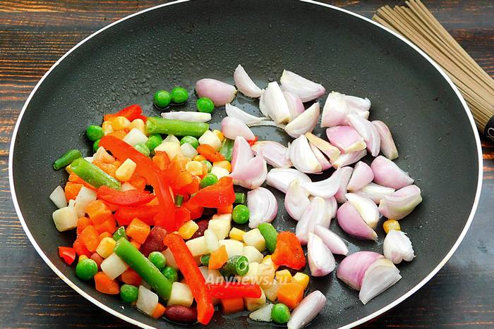 На сковороду высыпать смесь овощей
