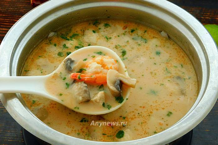 Дать супу том ям с курицей настояться под крышкой 10 минут