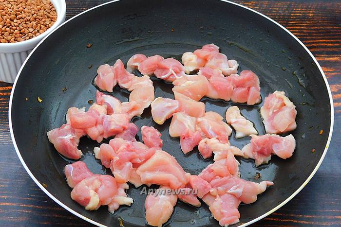 Куриное мясо нарезать и выложить на сковородку