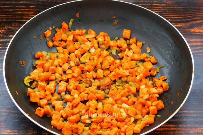 Обжарить на сковороде морковь и лук