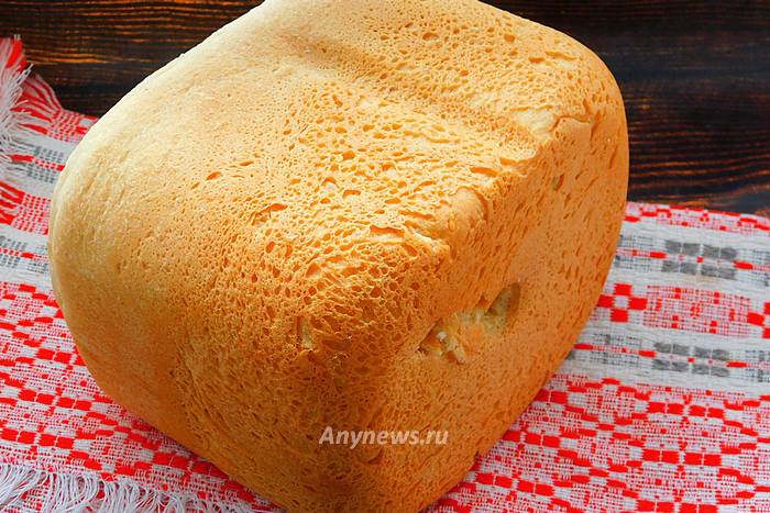 Достать кукурузный хлеб из хлебопечки, оставить остывать
