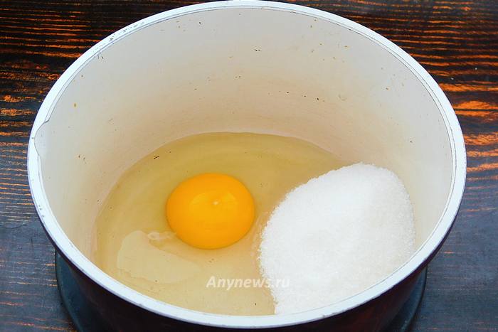 В сотейник разбить яйцо и всыпать сахар