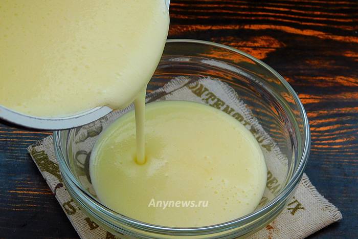 Перелить молочный сироп в миску