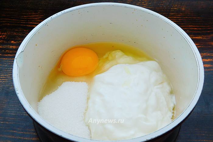 В сотейник поместить яйцо, сахар и сметану
