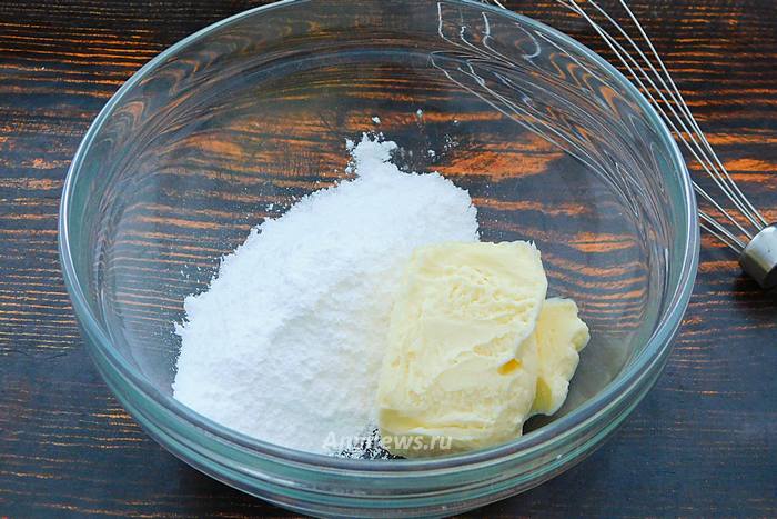 В миску выложить мягкое сливочное масло, добавить сахарную пудру