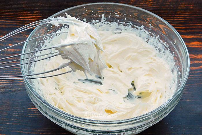 Взбивать крем из творожного сыра для торта 3-4 минуты миксером