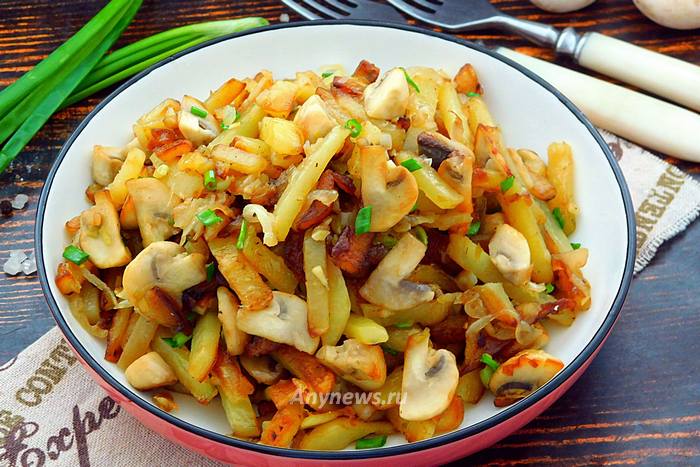 Жареная картошка с шампиньонами и луком на сковороде - рецепт