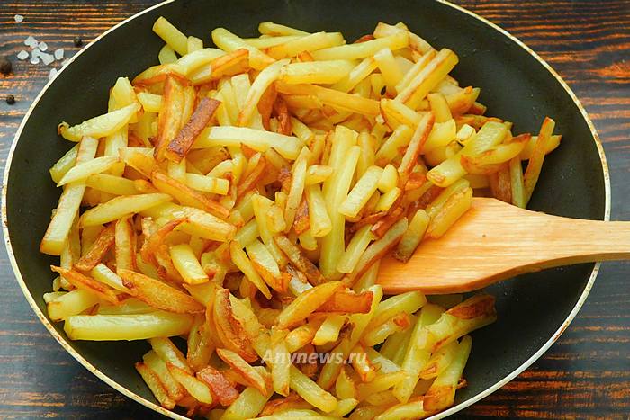 Жарить картошку на сковороде 15-20 минут