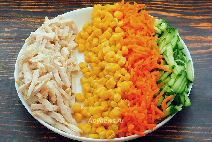 Распределить корейскую морковь и слой кукурузы