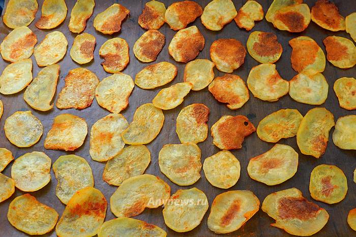 Запекать картофельные чипсы в духовке 7-10 минут