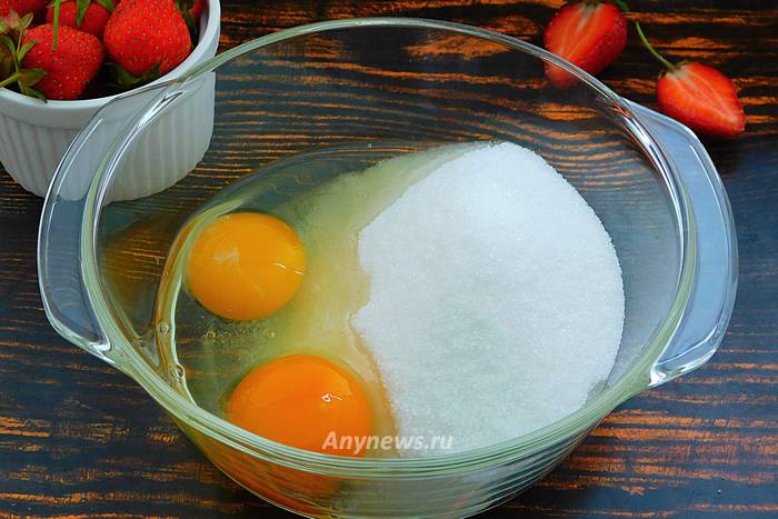 В миску всыпать сахар и разбить яйца