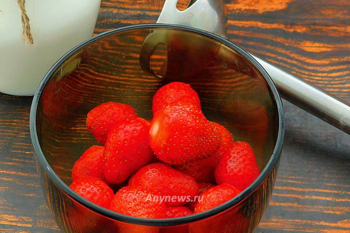 Сложить ягоды в удобную емкость