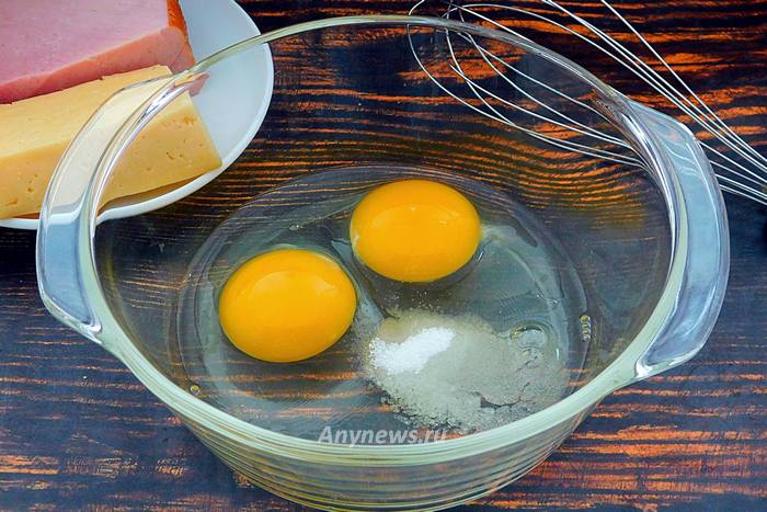 В миску разбить куриные яйца, всыпать соль и сахар
