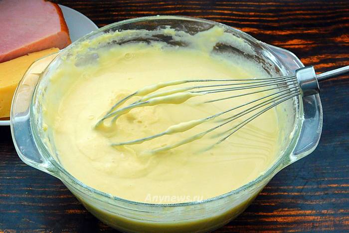 Ввести крутой кипяток в тесто для блинов