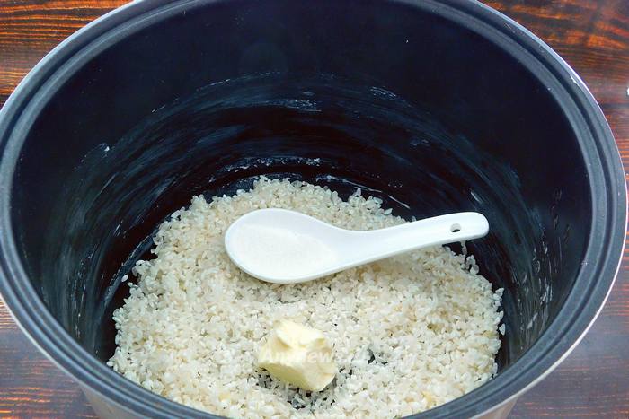 Рис промыть и высыпать в смазанную маслом чашу мультиварки