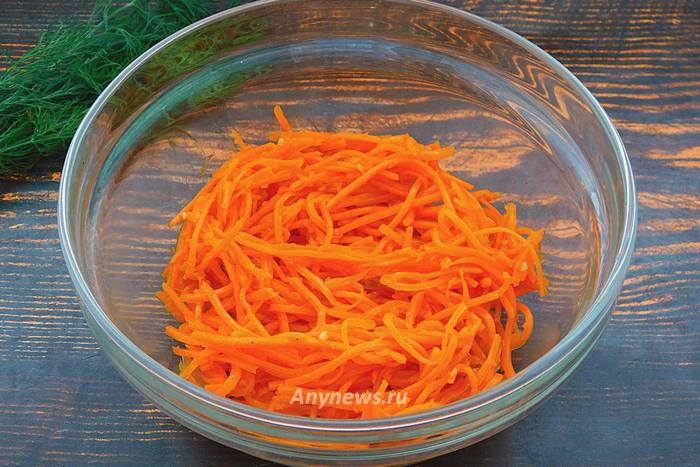 В миску выложить корейскую морковку