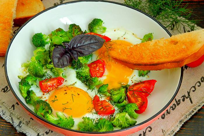 Яичница с брокколи и помидорами на завтрак